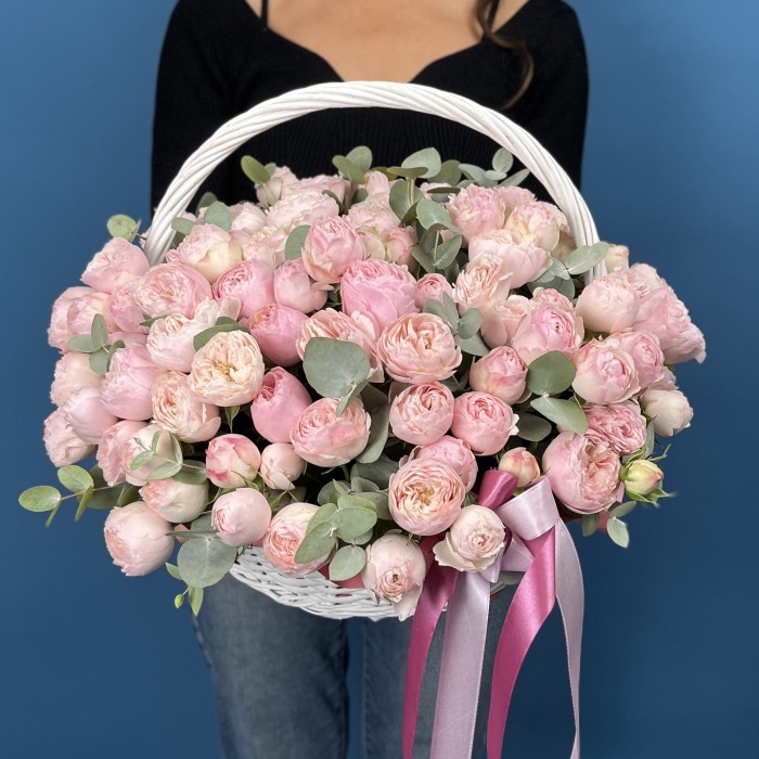 51 кустовых пионовидных роз Мансфилд Парк в корзине