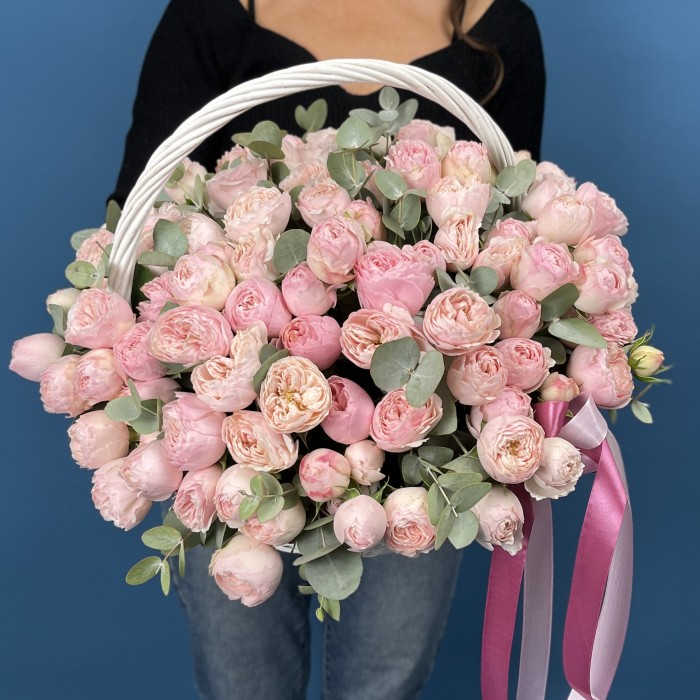 51 кустовых пионовидных роз Мансфилд Парк в корзине