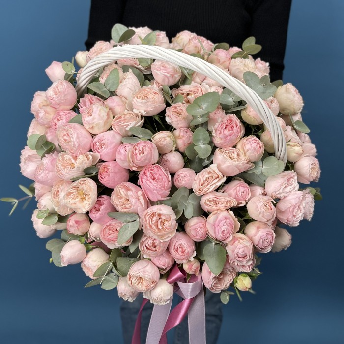 51 кустовых пионовидных роз Мансфилд Парк в корзине