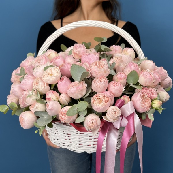 51 кустовых пионовидных роз Мансфилд Парк в корзине