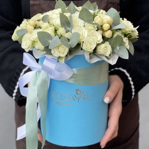 17 кустовых роз Сноуфлейк в голубой коробке