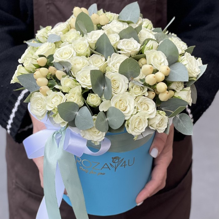 17 кустовых роз Сноуфлейк в голубой коробке