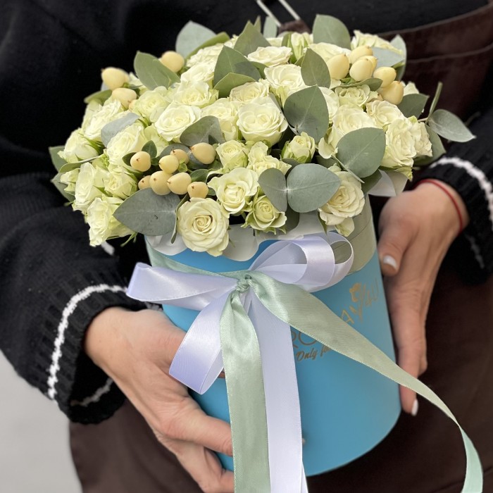 17 кустовых роз Сноуфлейк в голубой коробке