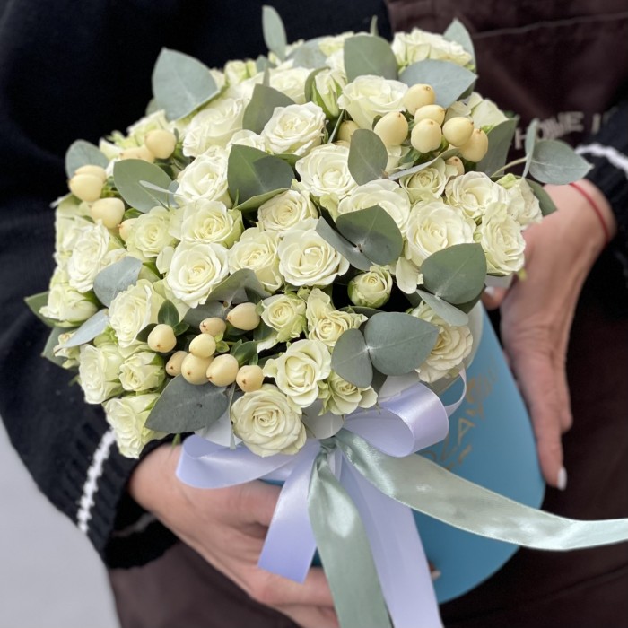 17 кустовых роз Сноуфлейк в голубой коробке