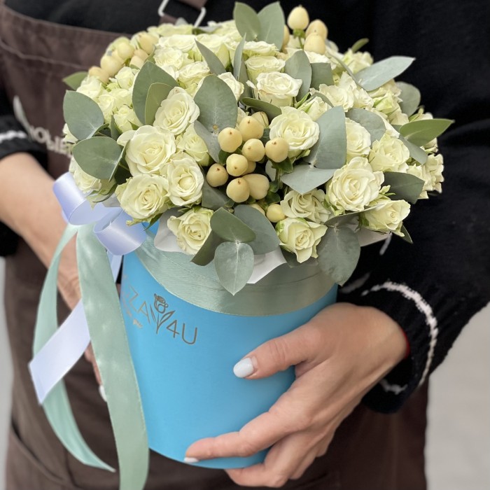 17 кустовых роз Сноуфлейк в голубой коробке