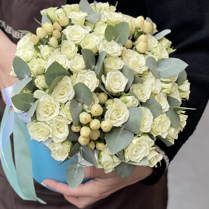 17 кустовых роз Сноуфлейк в голубой коробке