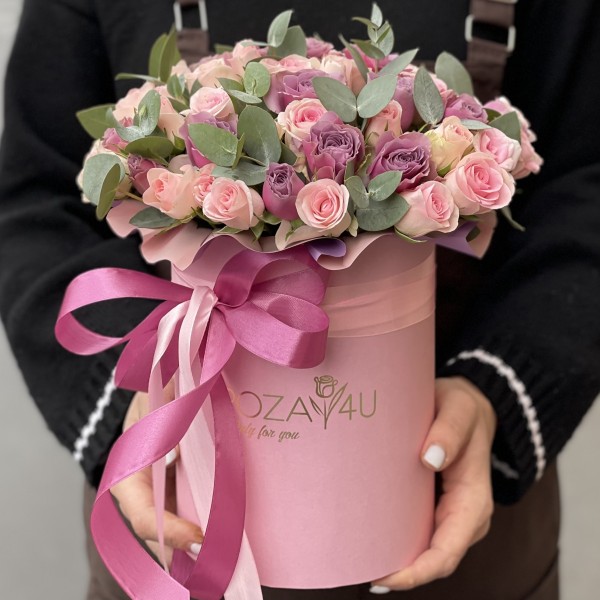 Нежный микс кустовых роз в коробке