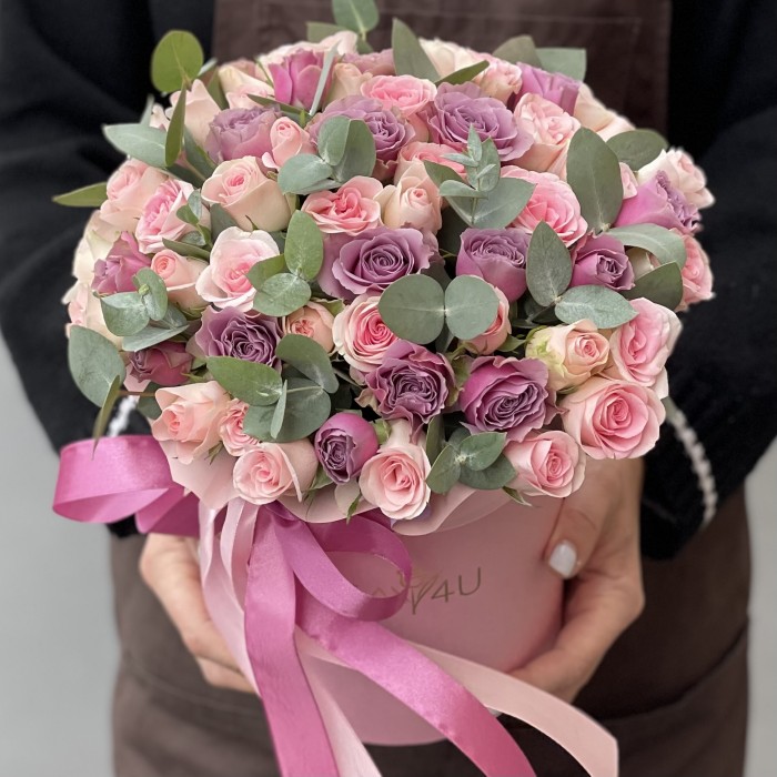 Нежный микс кустовых роз в коробке