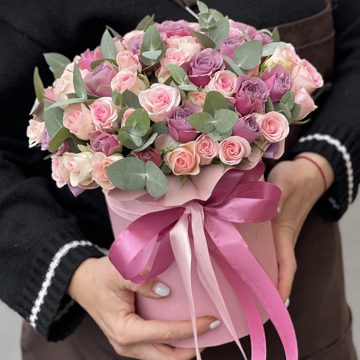 Нежный микс кустовых роз в коробке