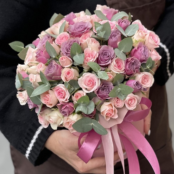 Нежный микс кустовых роз в коробке