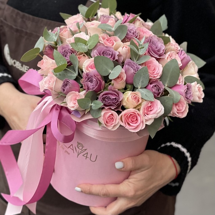 Нежный микс кустовых роз в коробке