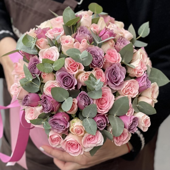 Нежный микс кустовых роз в коробке