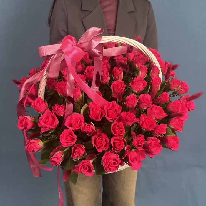 101 малиновая роза Вайлд Калипсо с лагурусом в корзине