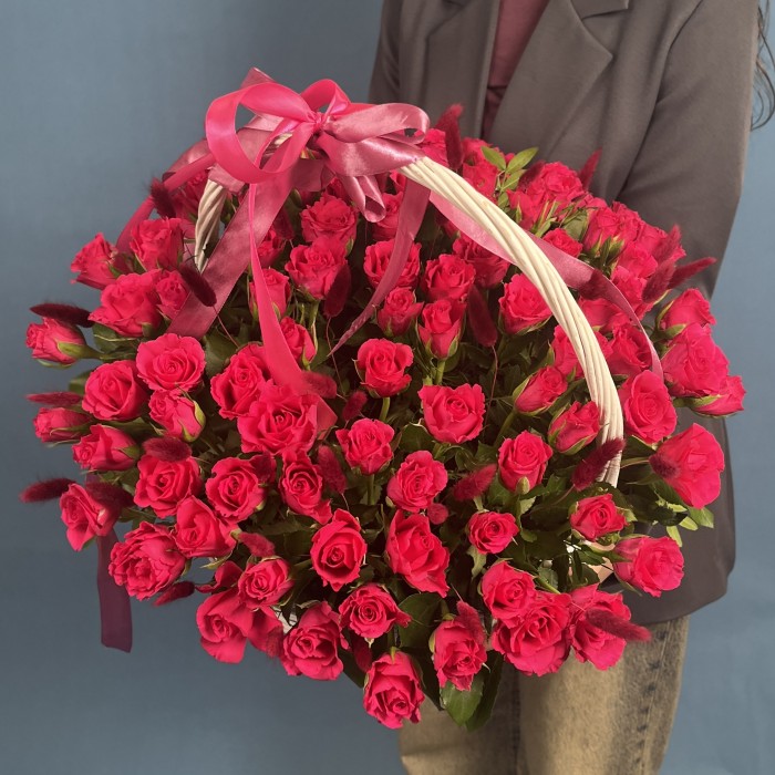101 малиновая роза Вайлд Калипсо с лагурусом в корзине