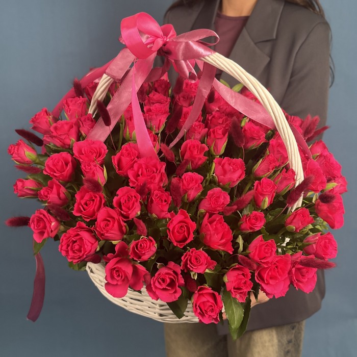 101 малиновая роза Вайлд Калипсо с лагурусом в корзине