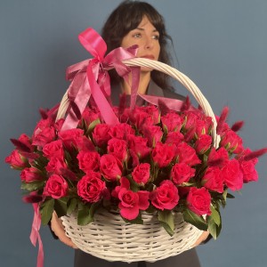 101 малиновая роза Вайлд Калипсо с лагурусом в корзине