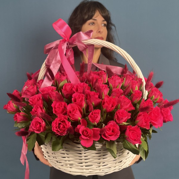 101 малиновая роза Вайлд Калипсо с лагурусом в корзине