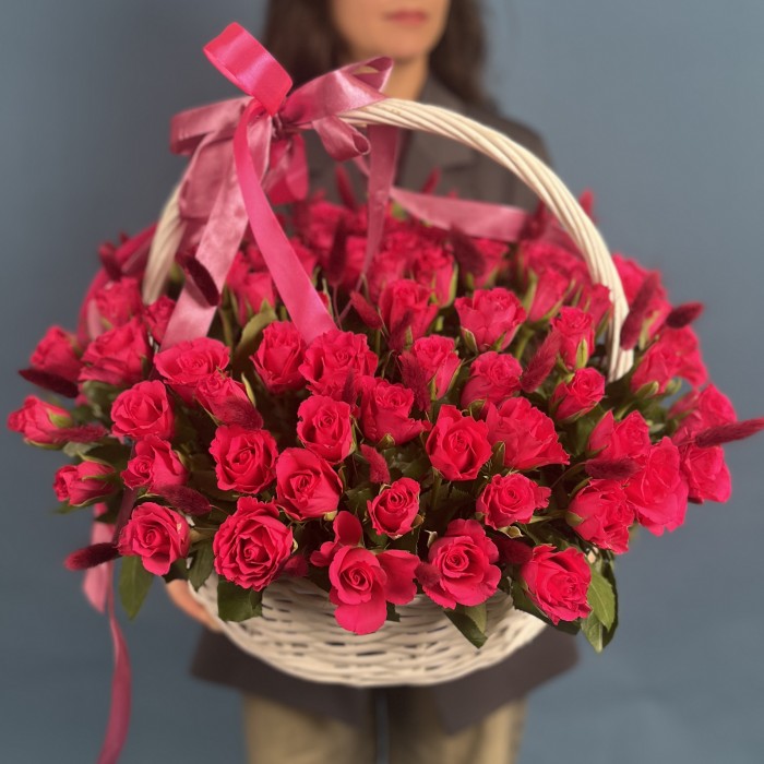 101 малиновая роза Вайлд Калипсо с лагурусом в корзине