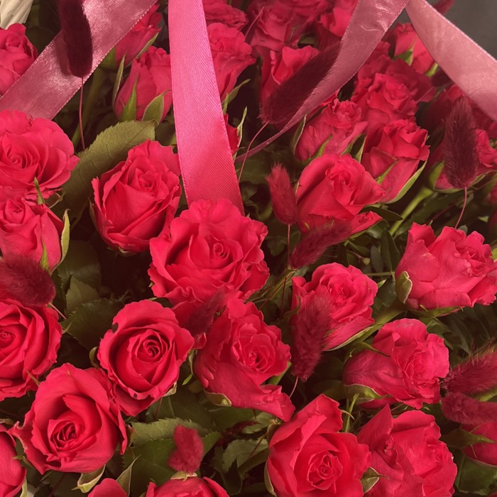 101 малиновая роза Вайлд Калипсо с лагурусом в корзине