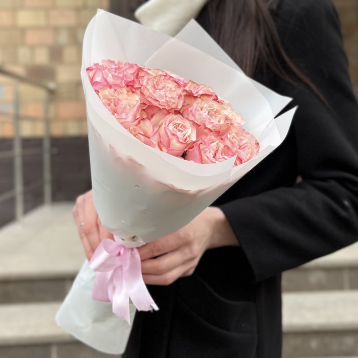 15 малиново-белых роз Кантри Кэнди 40 см