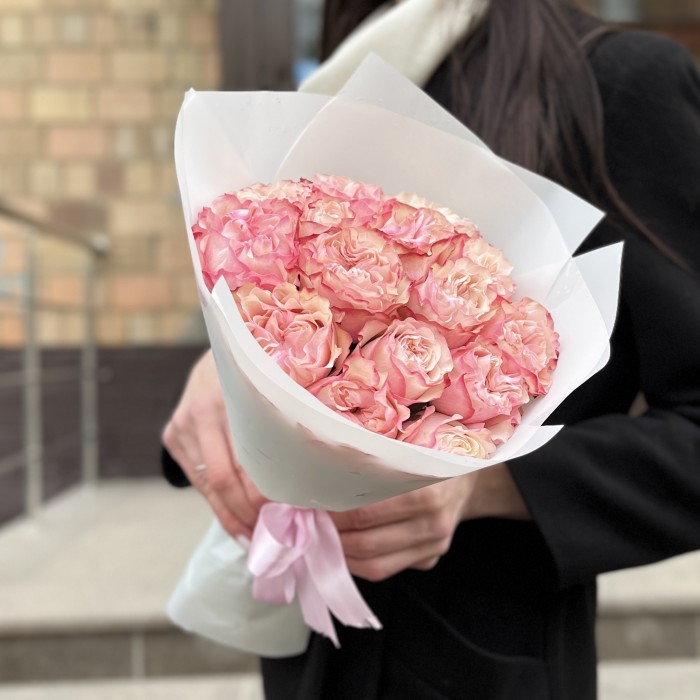 15 малиново-белых роз Кантри Кэнди 40 см