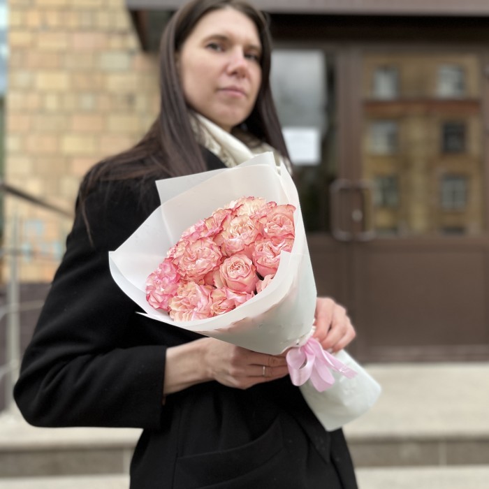 15 малиново-белых роз Кантри Кэнди 40 см