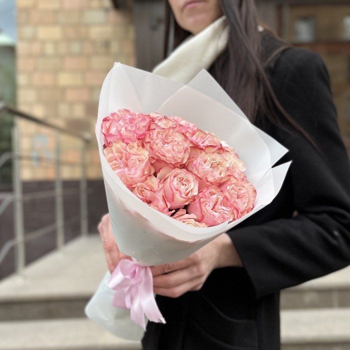 15 малиново-белых роз Кантри Кэнди 40 см