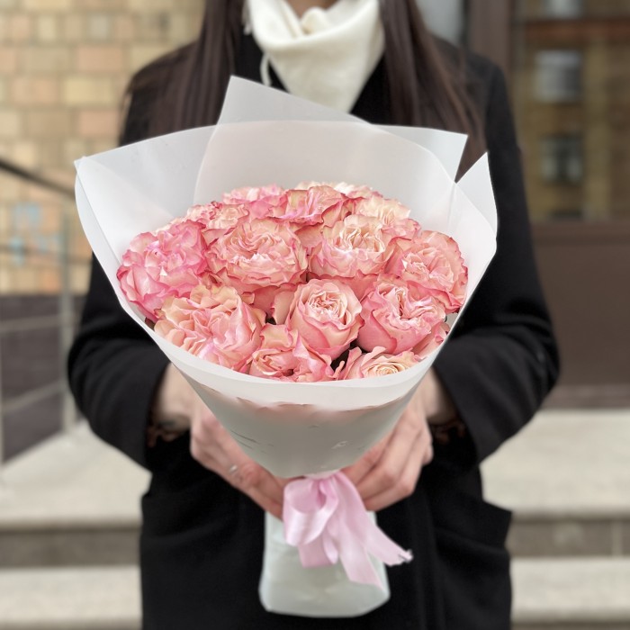 15 малиново-белых роз Кантри Кэнди 40 см