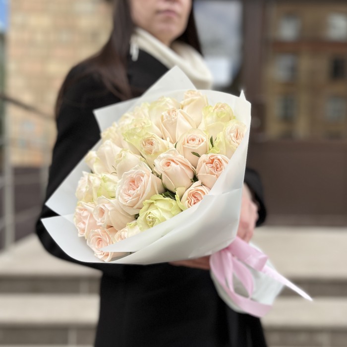 25 кремовых роз Веддинг