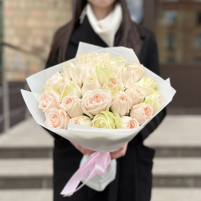 25 кремовых роз Веддинг