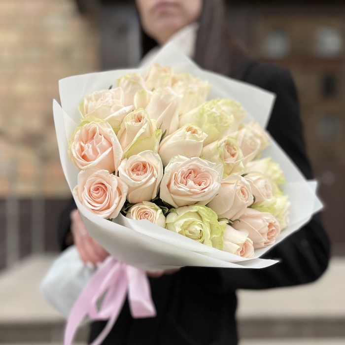 25 кремовых роз Веддинг