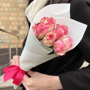 7 розовых роз Алани микс 40 см