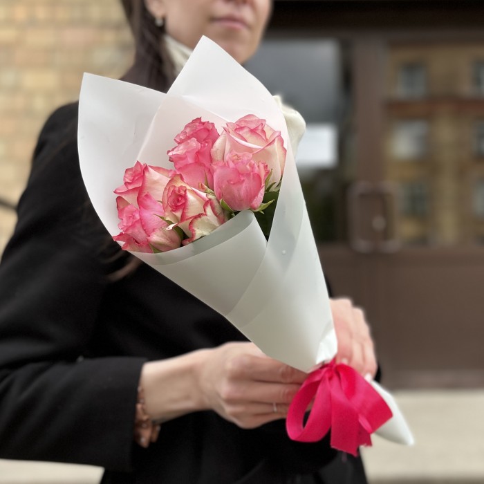 7 розовых роз Алани микс 40 см