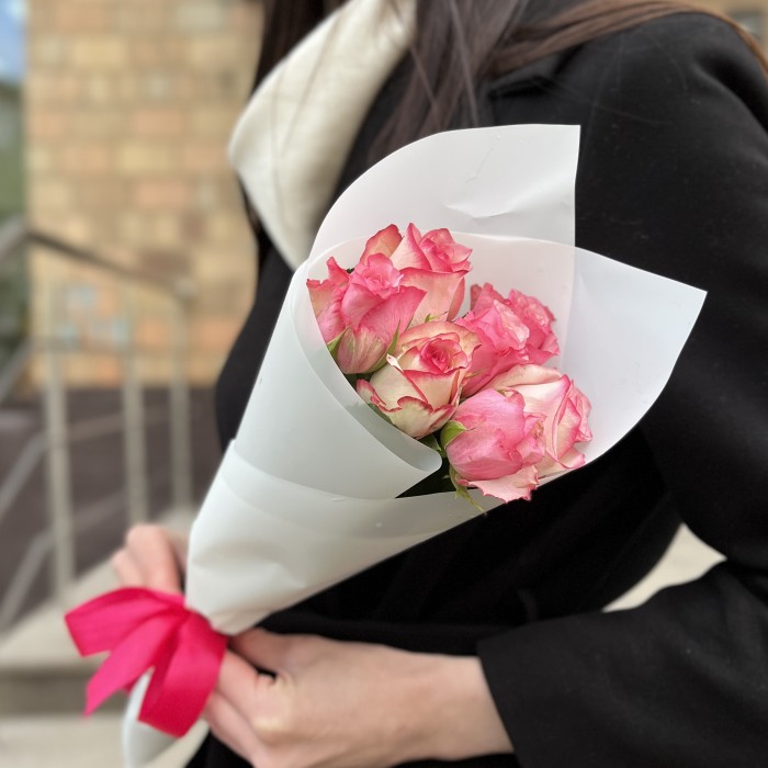 7 розовых роз Алани микс 40 см