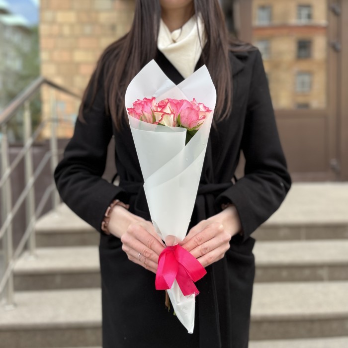 7 розовых роз Алани микс 40 см