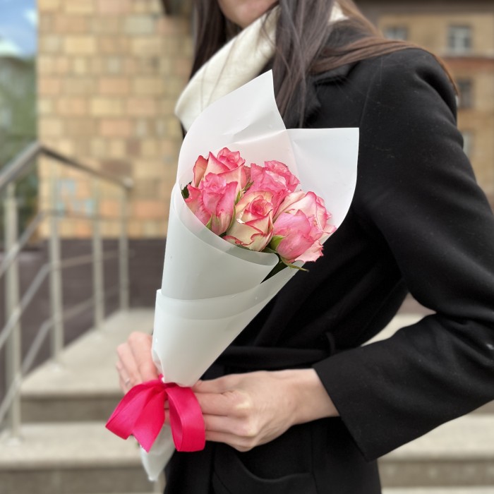 7 розовых роз Алани микс 40 см