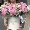Композиция с нежными пионами в коробке