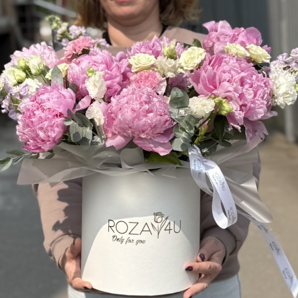 Композиция с нежными пионами в коробке