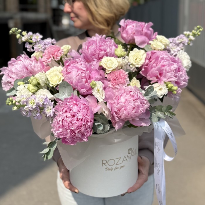 Композиция с нежными пионами в коробке