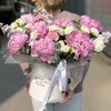 Композиция с нежными пионами в коробке