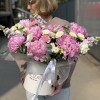 Композиция с нежными пионами в коробке