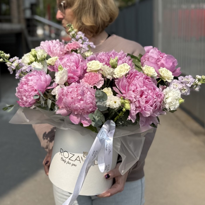 Композиция с нежными пионами в коробке