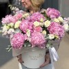 Композиция с нежными пионами в коробке