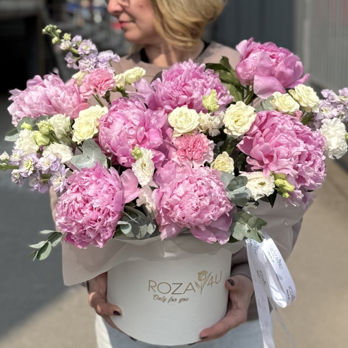 Композиция с нежными пионами в коробке