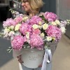 Композиция с нежными пионами в коробке