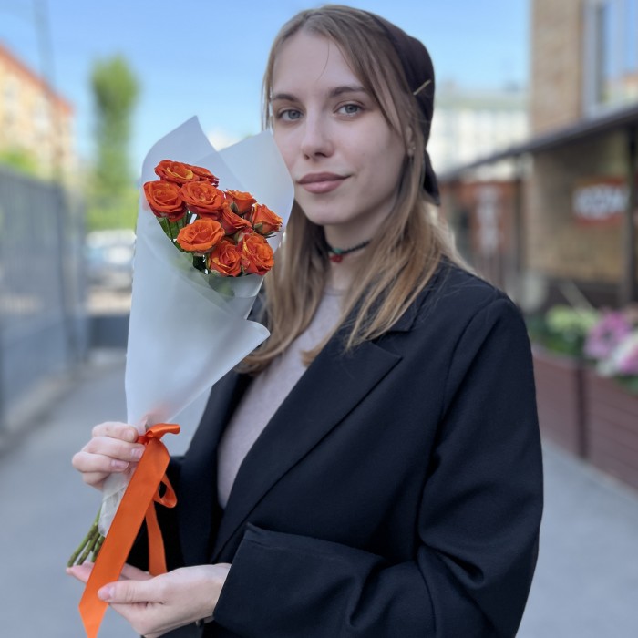 3 огненные кустовые розы Смэшинг 40 см