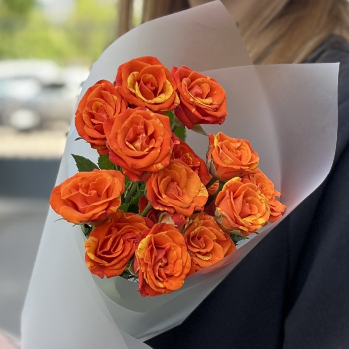 3 огненные кустовые розы Смэшинг 40 см