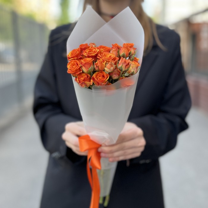 5 огненных кустовых роз Смэшинг 40 см