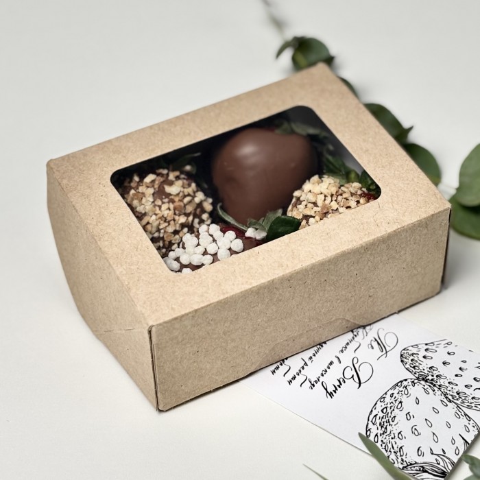 Клубника в молочном шоколаде и посыпкой 4 штуки