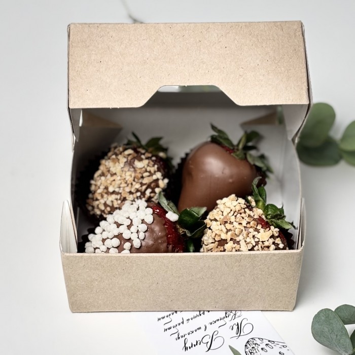 Клубника в молочном шоколаде и посыпкой 4 штуки